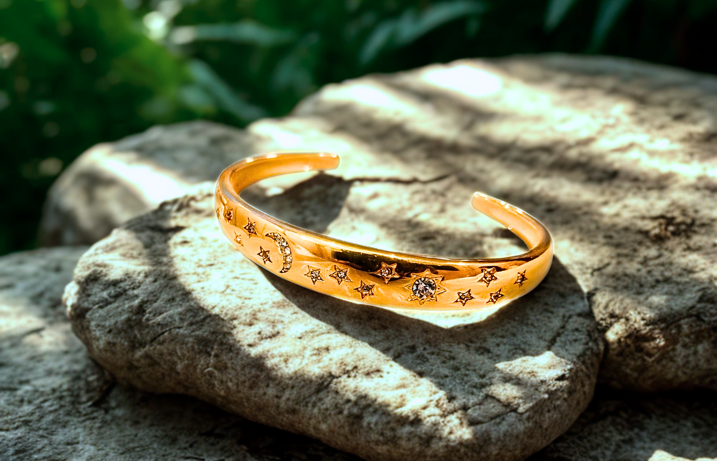 Brazalete Tipo Cuff con Diseño Celestial (Sol y Luna) en Acero Inoxidable Hipoalergénico Dorado