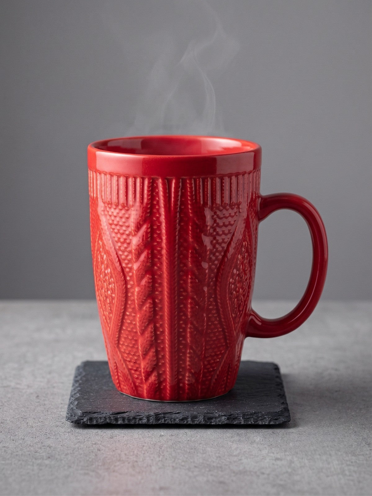 Atributo Alt de imagen roja Taza de cerámica roja con relieve tejido y posavasos de pizarra vimarq.com | El Salvador2