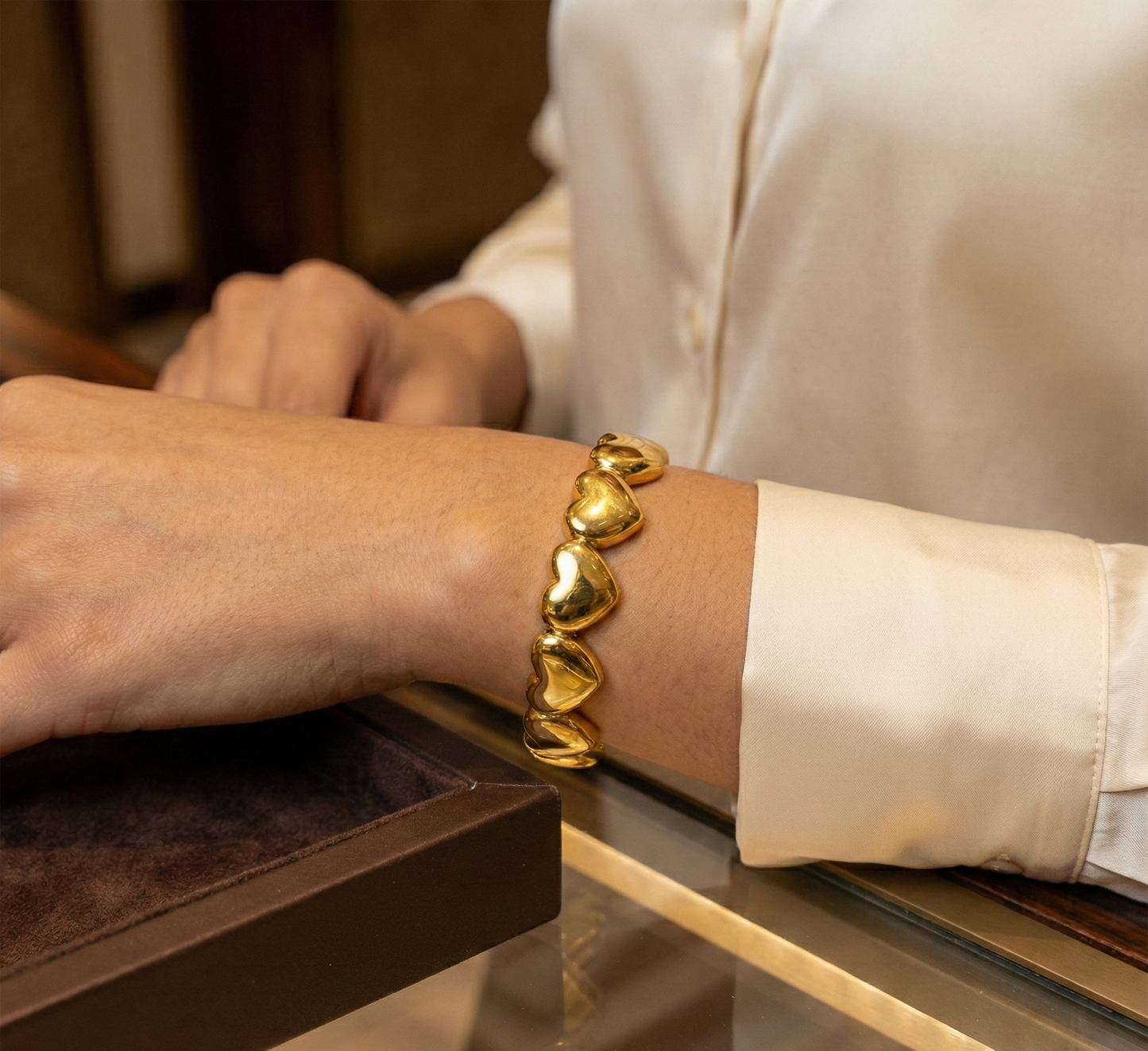 Brazalete "Amor Eterno" de Corazones en Acero Inoxidable Pulido