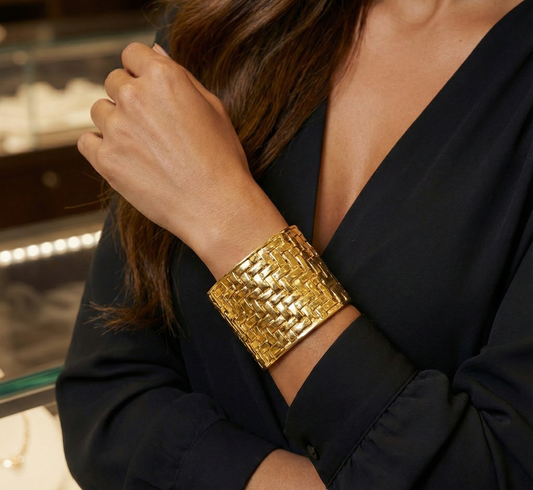 Brazalete Ancho Tipo Cuff con Textura Tejida en Acero Inoxidable Hipoalergénico