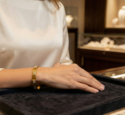 Brazalete Tipo Esclava "Geo-Luxe" en Acero Inoxidable Pulido con Estaciones de Cristal