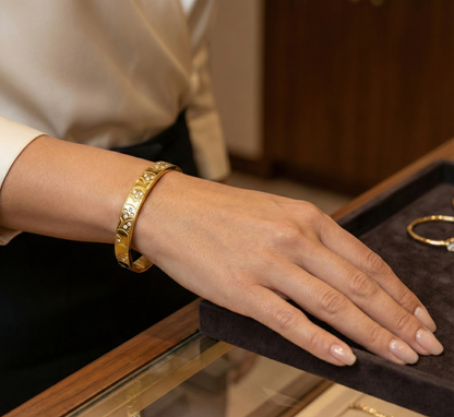 Brazalete Rígido "Eclipse Geométrico" de Acero Inoxidable con Cristales