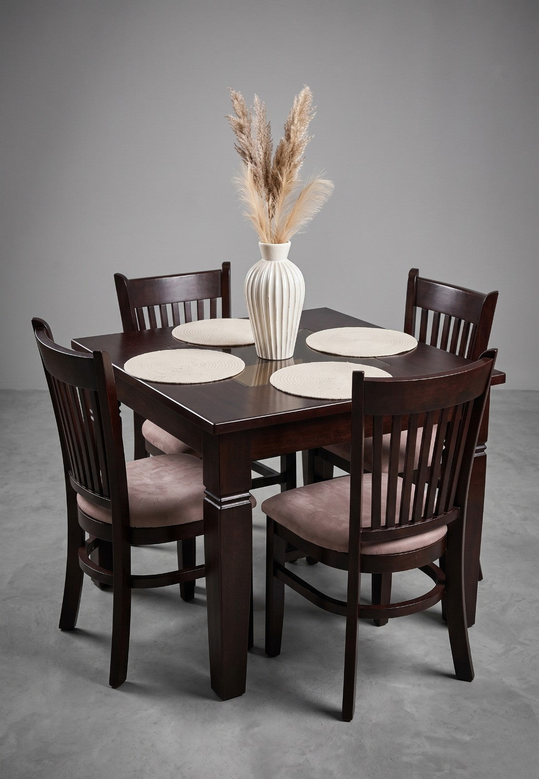 Juego de comedor moderno cuadrado de madera oscura con 4 sillas tapizadas frente a ventana - vimarq.com | El Salvador2
