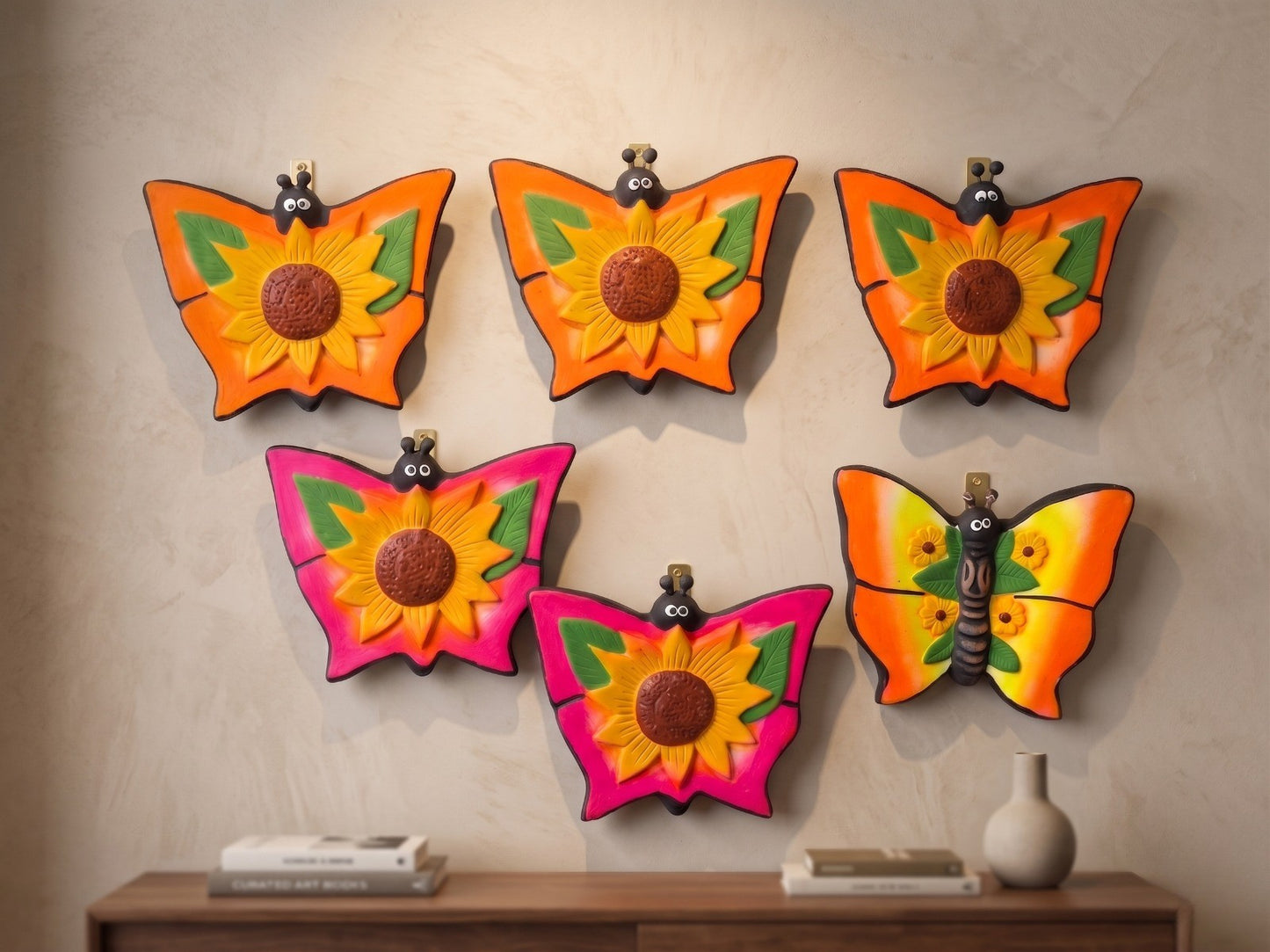 Mariposa decorativa de pared en cerámica naranja con girasol - vimarq.com | El Salvador