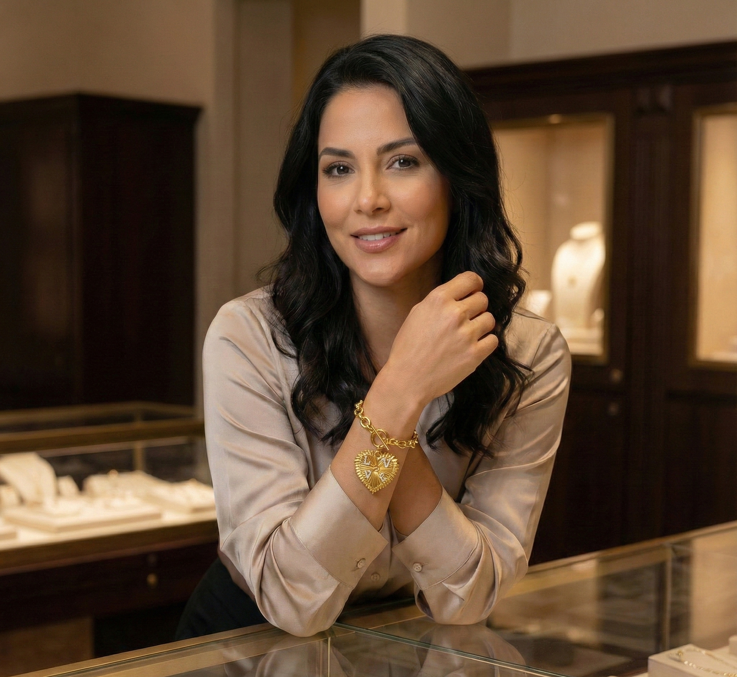 Pulsera de eslabones gruesos acero inoxidable tono dorado con dije corazón LOVE y cristales brillantes en modelo - vimarq.com | El Salvador