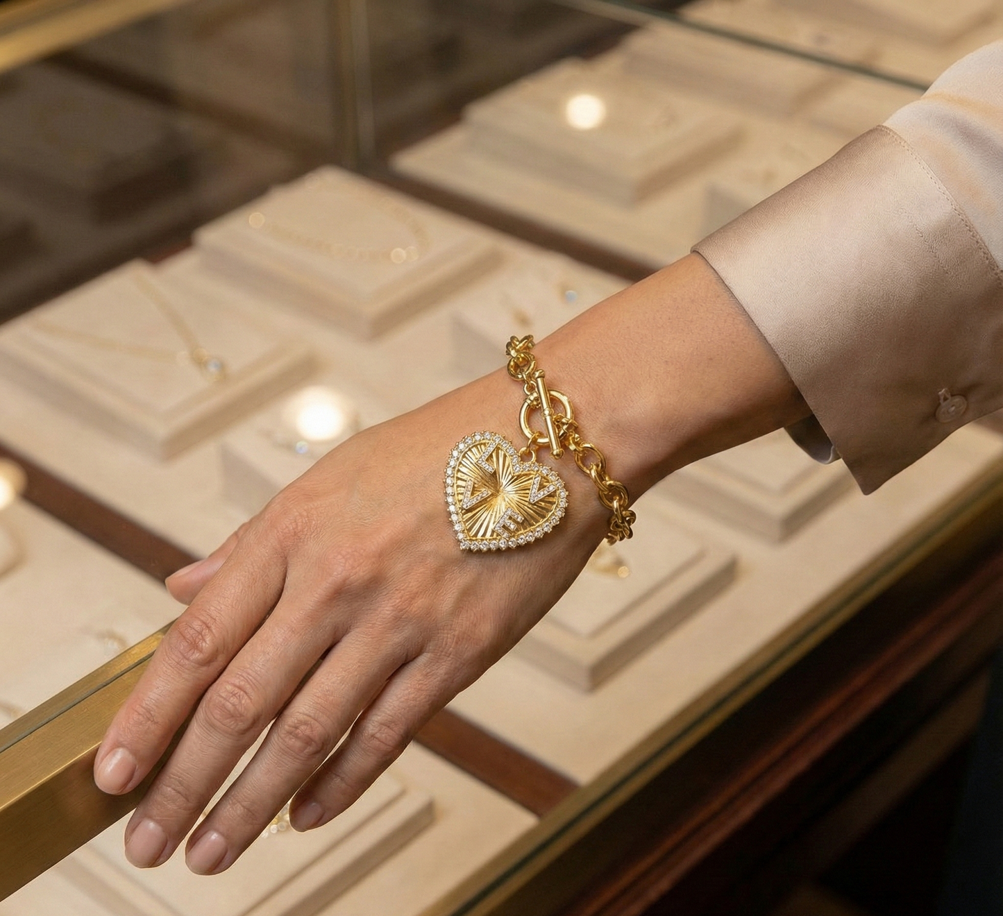 Pulsera de eslabones gruesos acero inoxidable tono dorado con dije corazón LOVE y cristales brillantes en modelo - vimarq.com | El Salvador