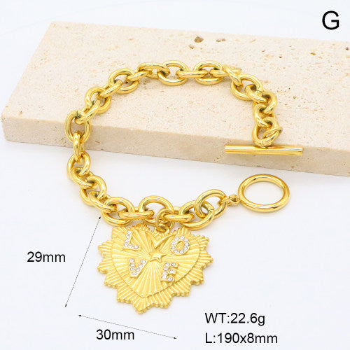 Pulsera de eslabones gruesos acero inoxidable tono dorado con dije corazón LOVE y cristales brillantes en modelo - vimarq.com | El Salvador