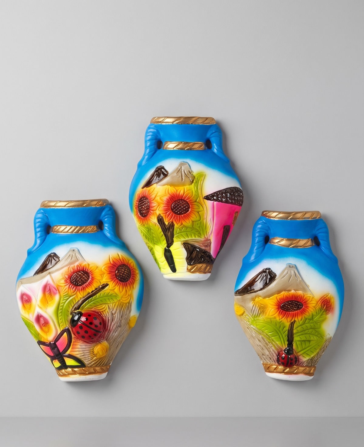 Trío de ánforas de barro pintadas a mano con relieves de girasoles y mariquitas para decoración de pared - vimarq.com | El Salvador