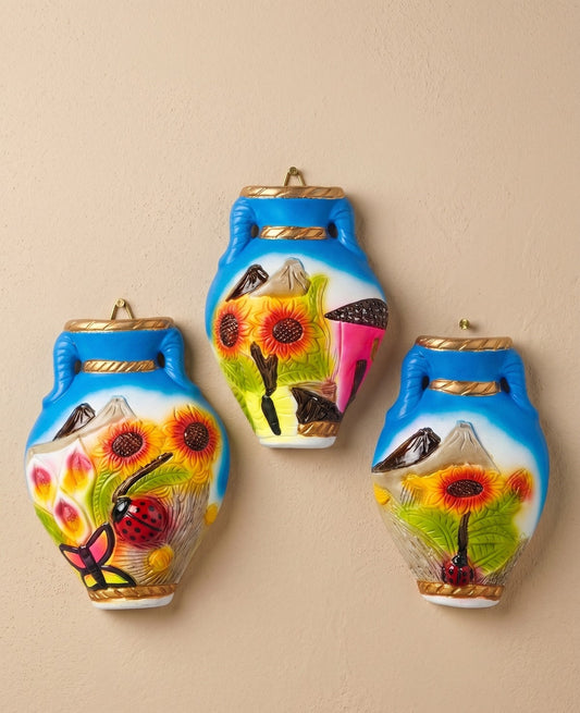 Trío de ánforas de barro pintadas a mano con relieves de girasoles y mariquitas para decoración de pared - vimarq.com | El Salvador2