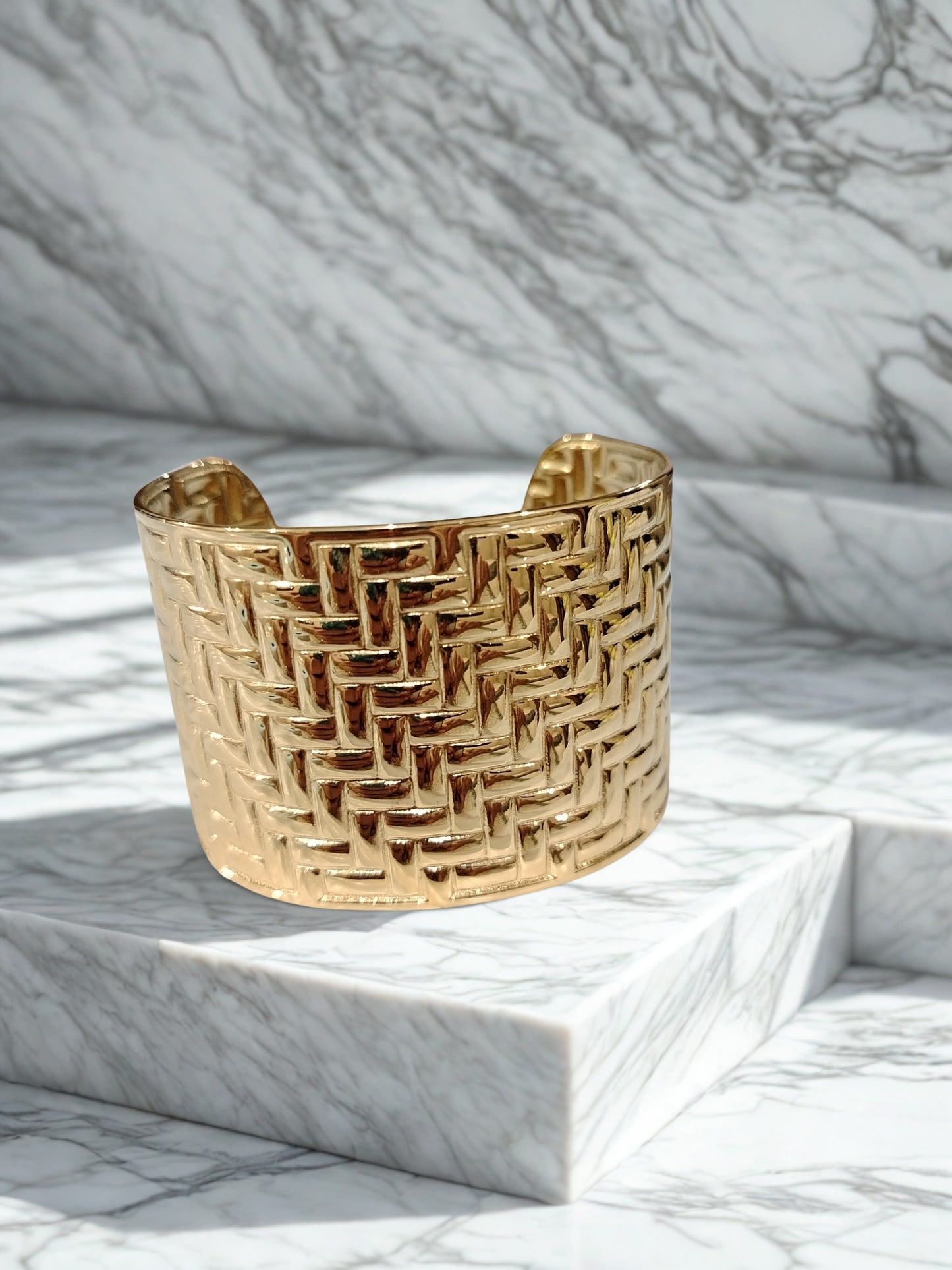 Brazalete "Lúmina" en Acero Inoxidable con Acabado Dorado