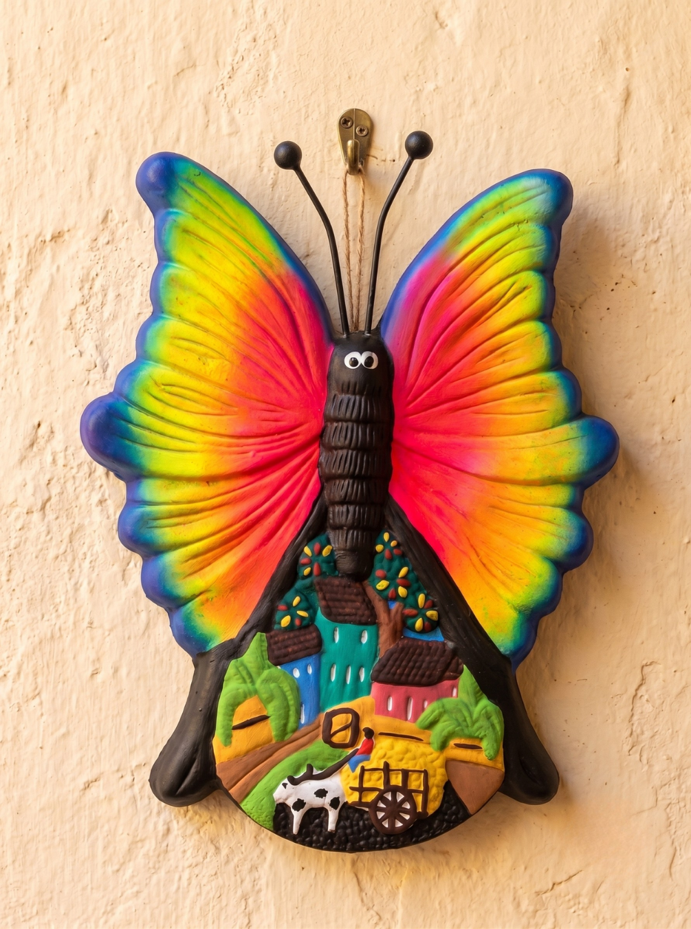 mariposa-barro-decorativa-multicolor-paisaje-vimarq.com-El-Salvador