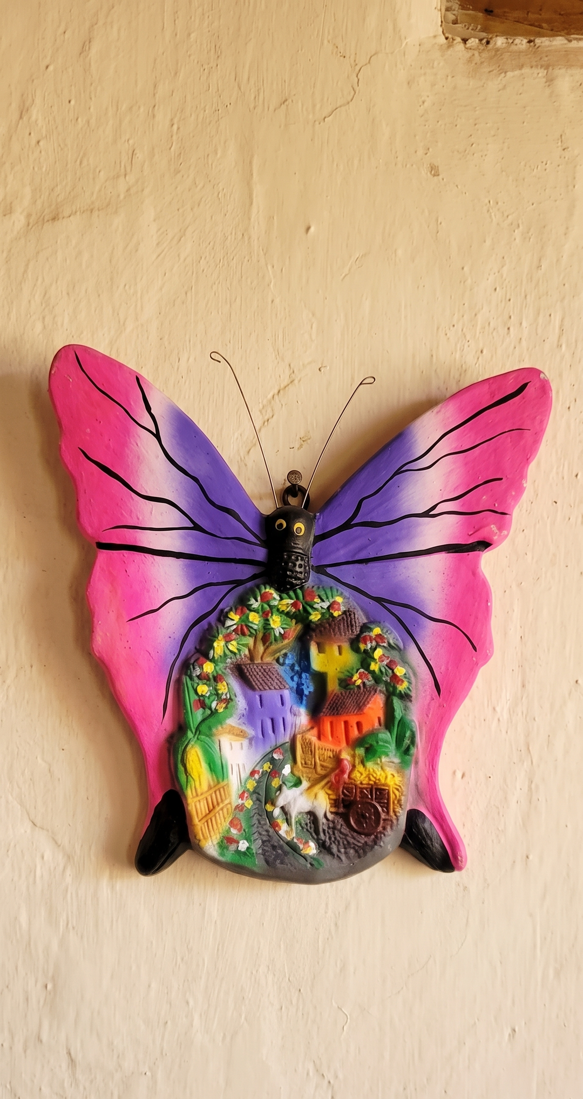 mariposa-barro-decorativa-rosa-morada-paisaje-vimarq.com-El-Salvador
