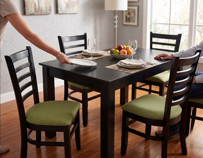 mesa-comedor-madera-oscura-4-sillas-verdes